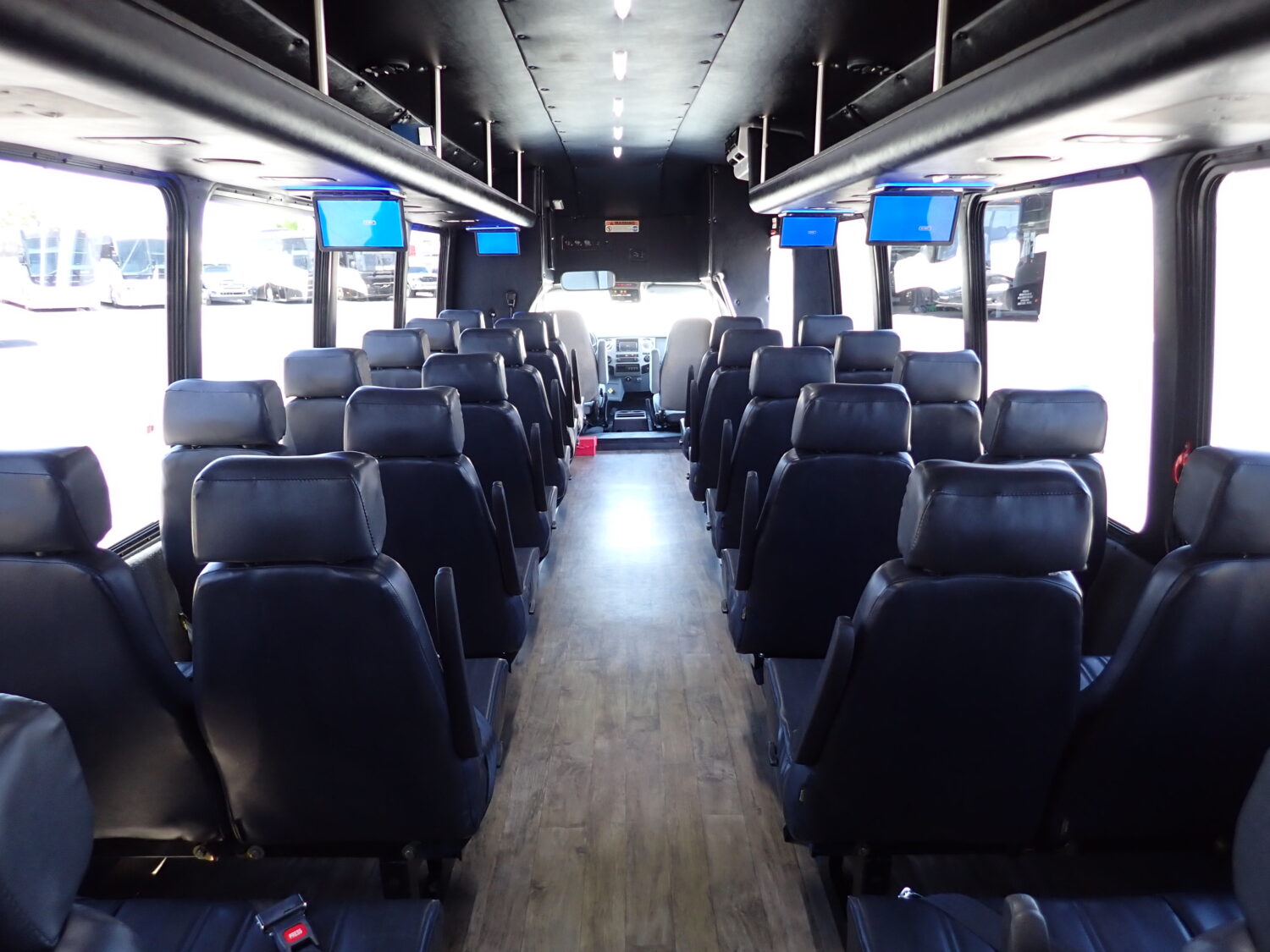 2015 Starcraft XLT Shuttle Bus S67882 - Image 10
