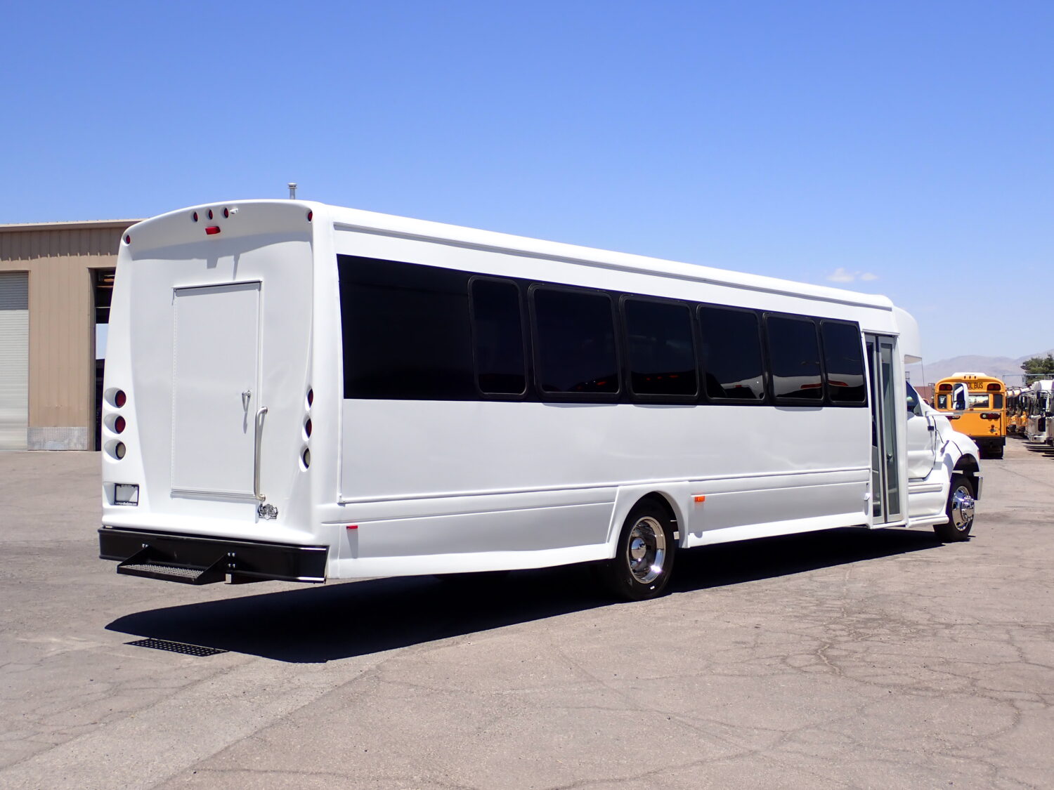2015 Starcraft XLT Shuttle Bus S67882 - Image 7