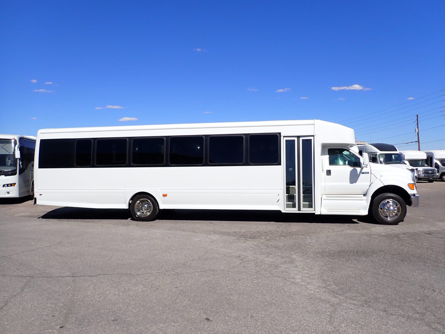 2015 Starcraft XLT Shuttle Bus S67882 - Image 4