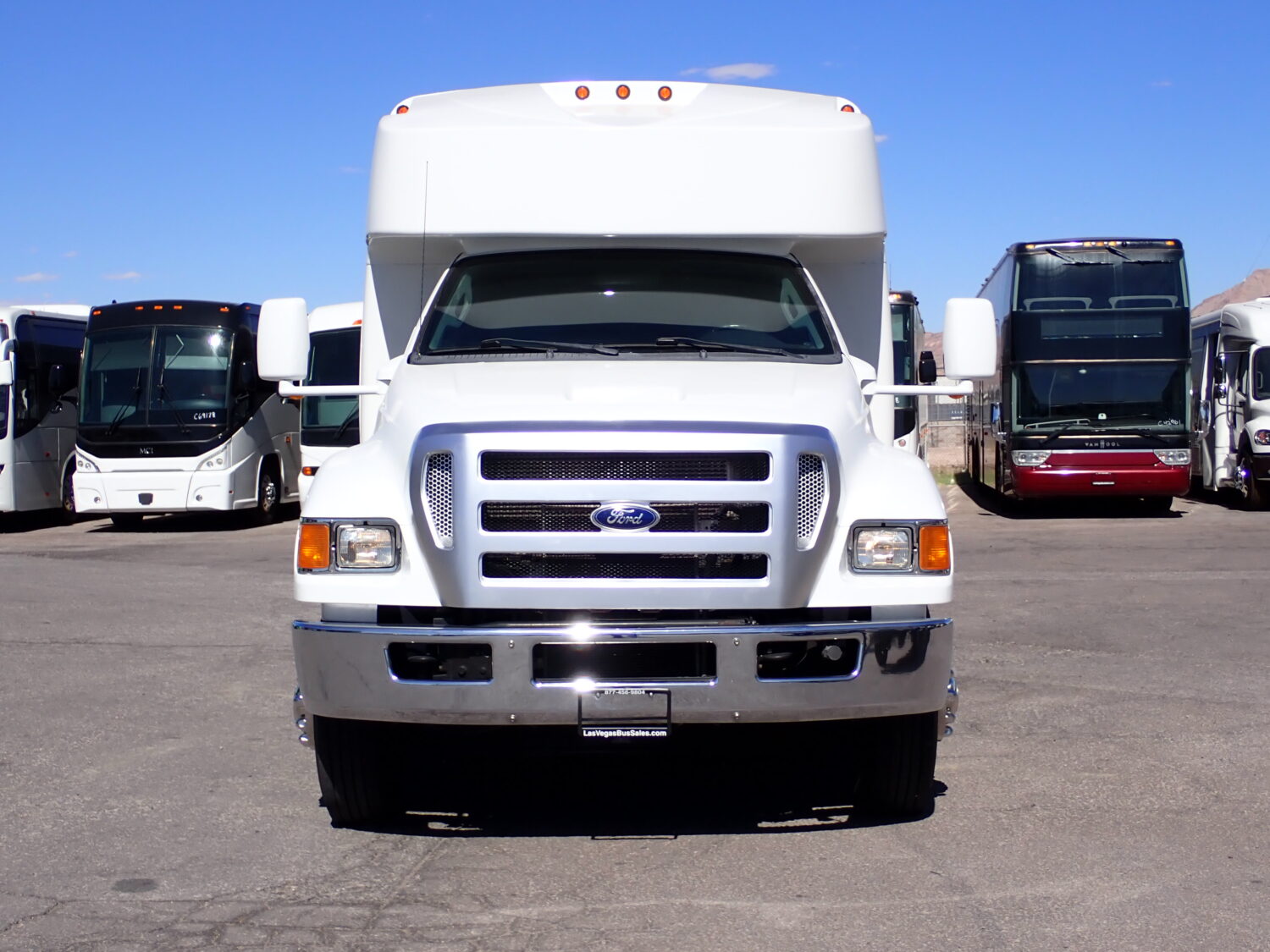 2015 Starcraft XLT Shuttle Bus S67882 - Image 2