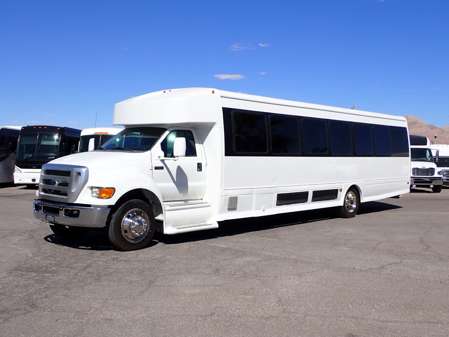2015 Starcraft XLT Shuttle Bus S67882 - Image 3