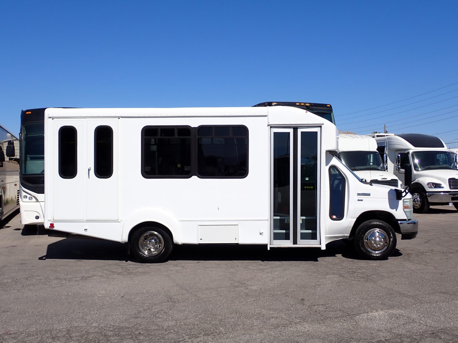 2016 Goshen Lift Equipped Shuttle Bus S24159 - Image 4