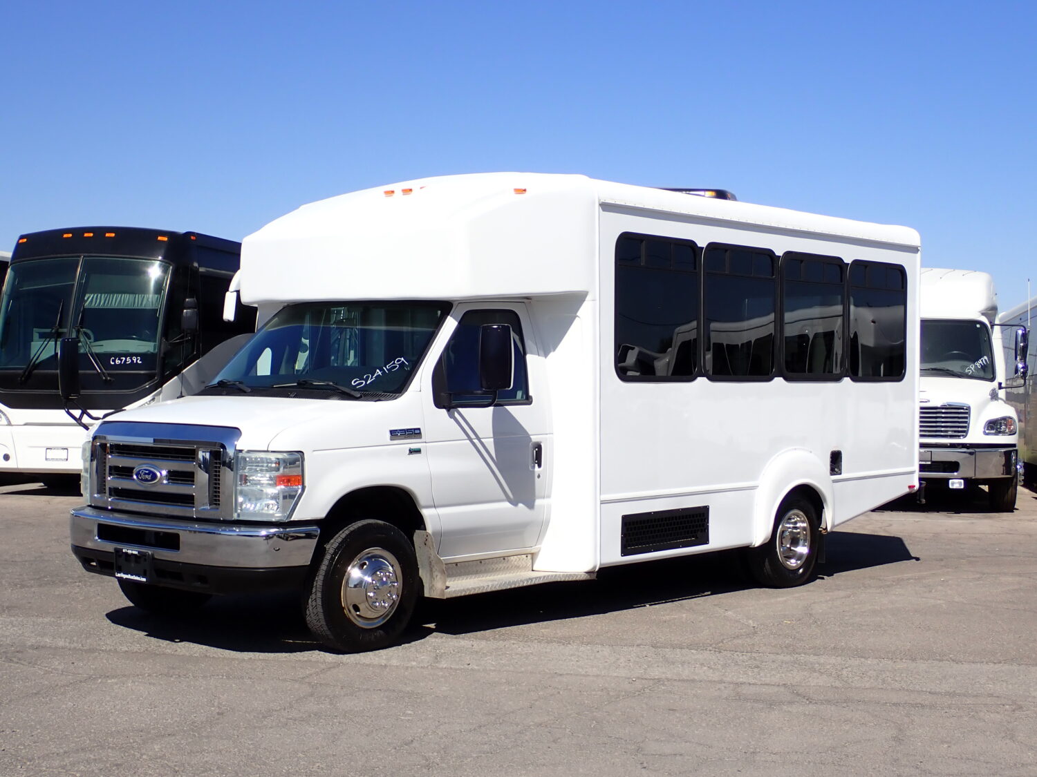 2016 Goshen Lift Equipped Shuttle Bus S24159 - Image 3