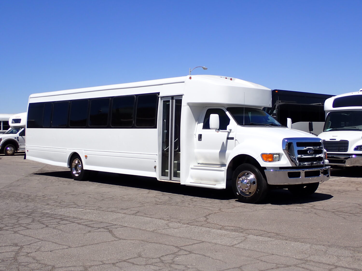 2015 Starcraft XLT Shuttle Bus S75305